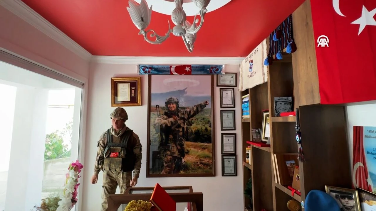 Şehidin annesi oğlunun balmumu heykeli konuşarak özlem gideriyor: "Bana ses vermiyor"