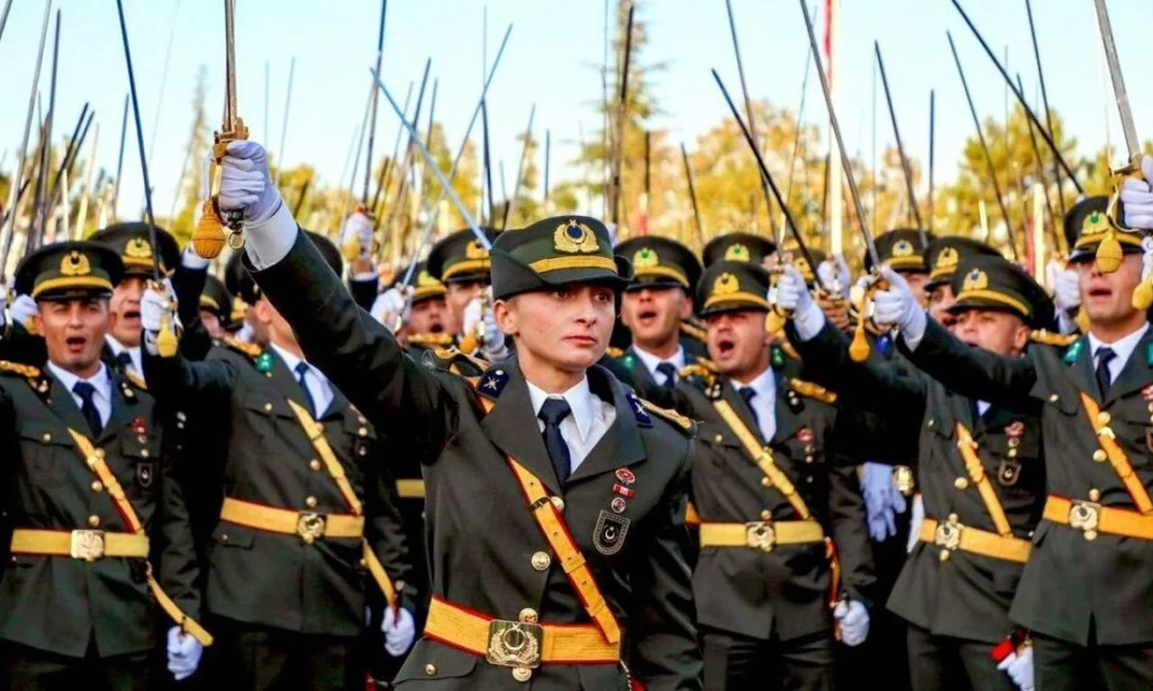 Son dakika | Özgür Özel'den 'kredi kartı vergisi' çıkışı! "Vatandaşın gırtlağına çöküyorlar"