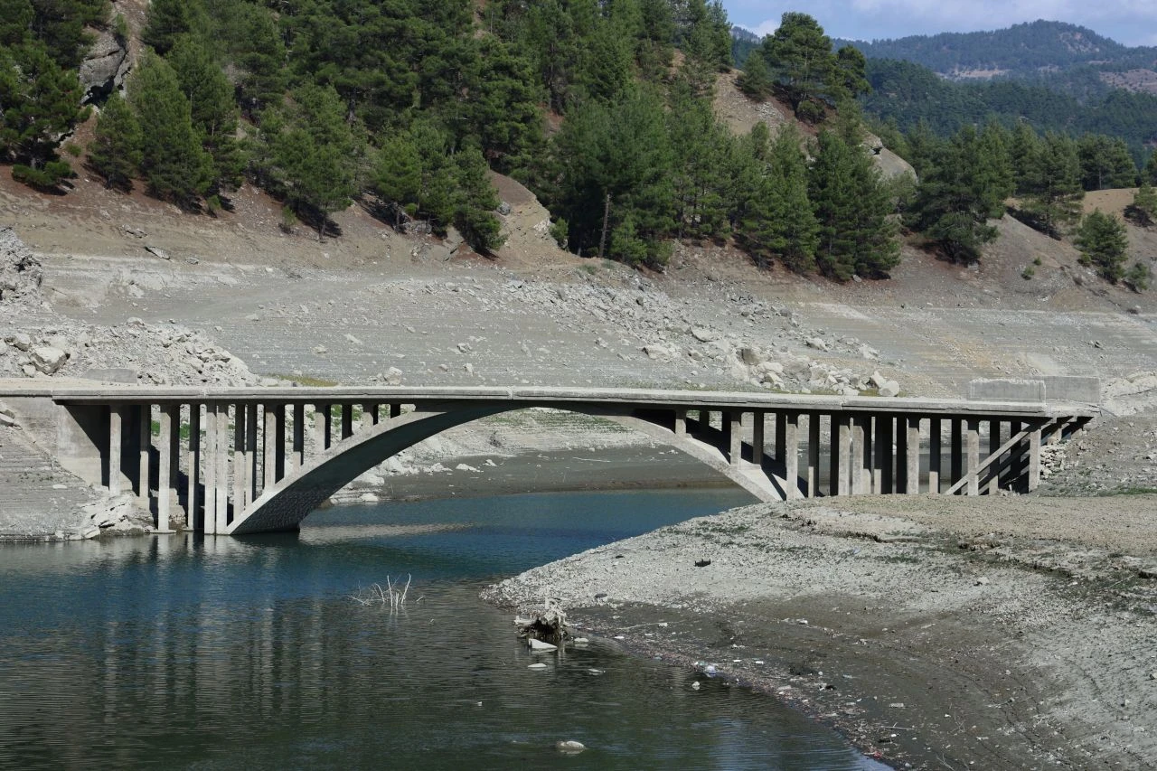 Bir ilimizde esrarengiz görüntüler! Su çekilince ortaya çıktı, köylüler dua etmeye başladı - 1. Resim