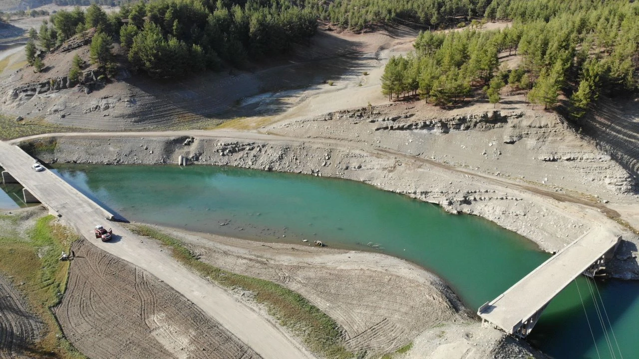 Bir ilimizde esrarengiz görüntüler! Su çekilince ortaya çıktı, köylüler dua etmeye başladı - 2. Resim