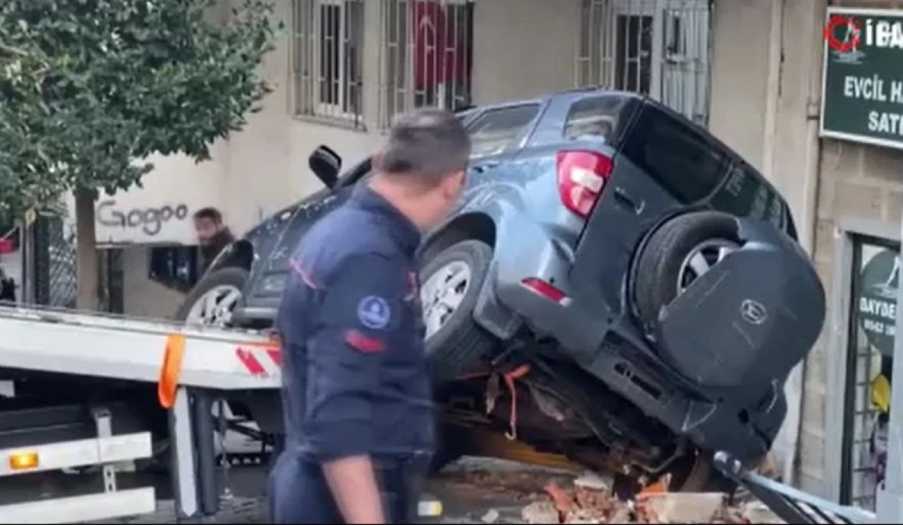 Fren yerine gaza bastı, ortalık karıştı! Aracın altında kalmaktan son anda kurtuldular - 1. Resim