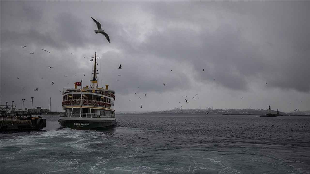 İstanbul&#039;da deniz ulaşımına sis engeli: Gemi trafiği çift yönde askıya alındı