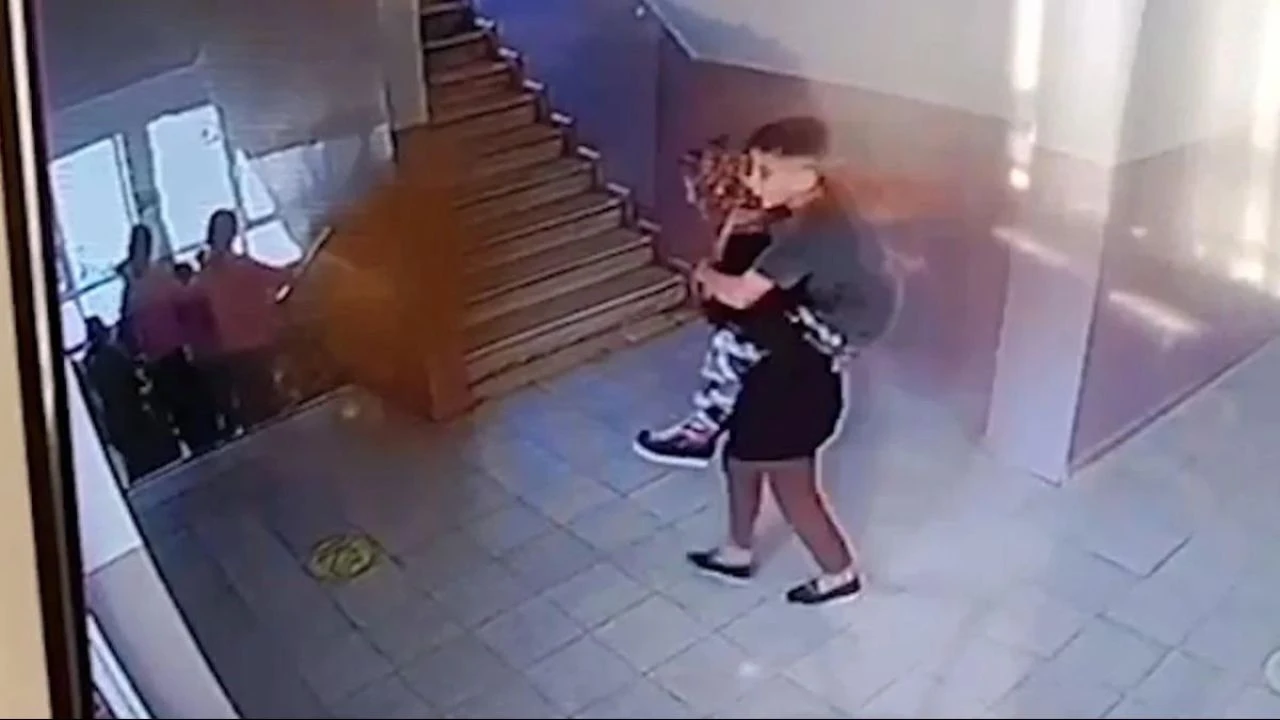 Malatya'da deprem anında engelli oğlunu sırtında taşıyan anne duygulandırdı - 1. Resim