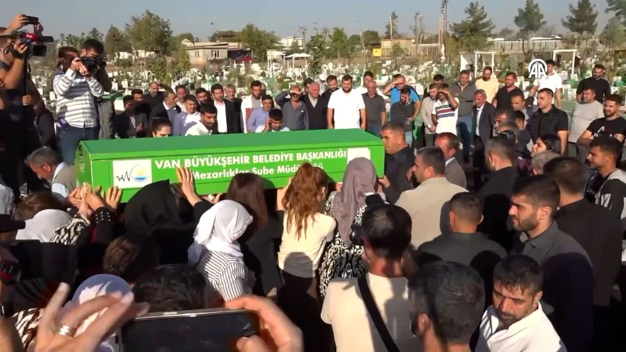 Rojin Kabaiş'in ölümüne dair ilk detaylar ortaya çıktı! Elbise ve darp detayı dikkat çekti - 4. Resim