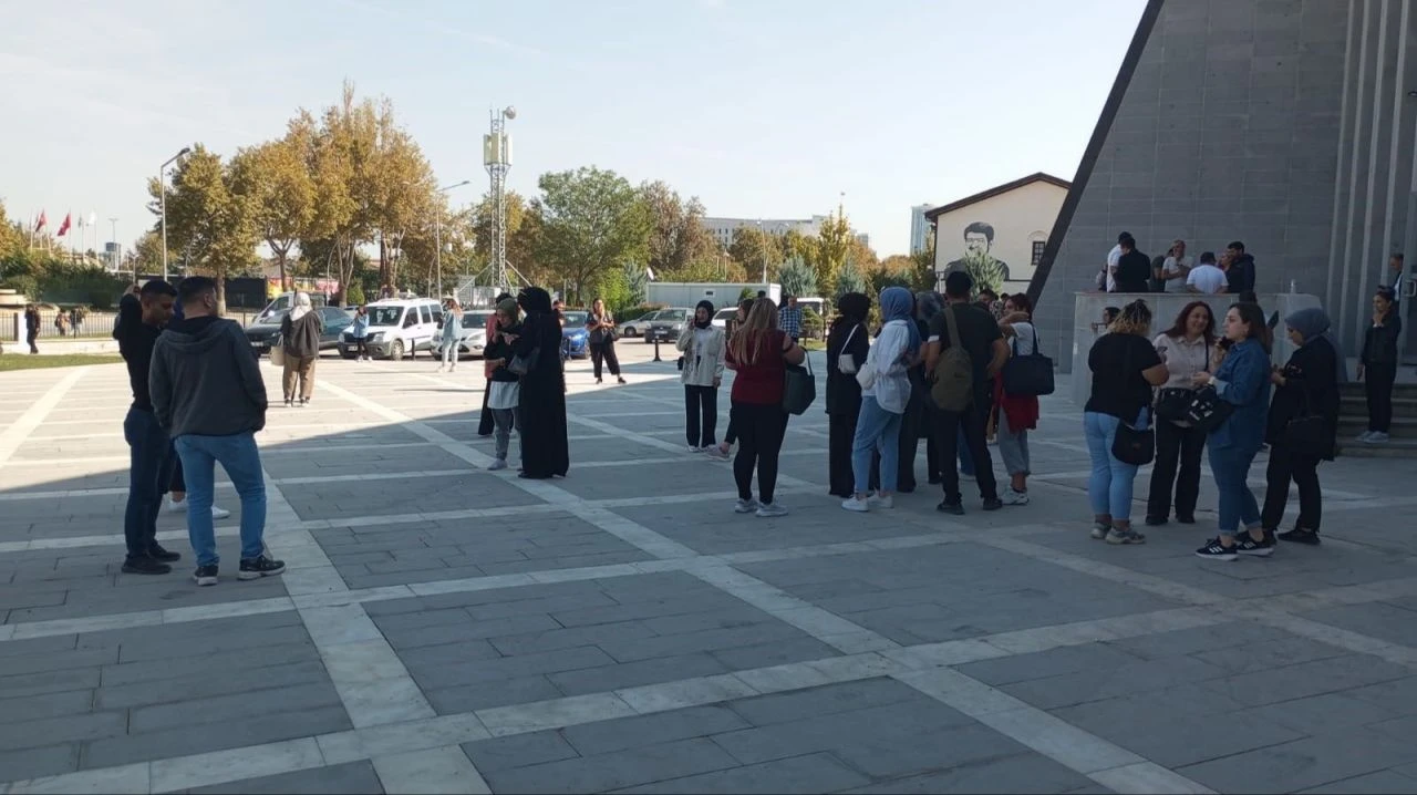 Son dakika | Malatya'da 5.9 büyüklüğünde deprem: Sarsıntı çevre illerden de hissedildi! Vatandaşlar sokağa döküldü - 7. Resim