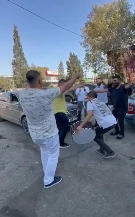 Davullu zurnalı kutlama! Tamire verdiği otomobiline daha erken kavuştu - 1. Resim