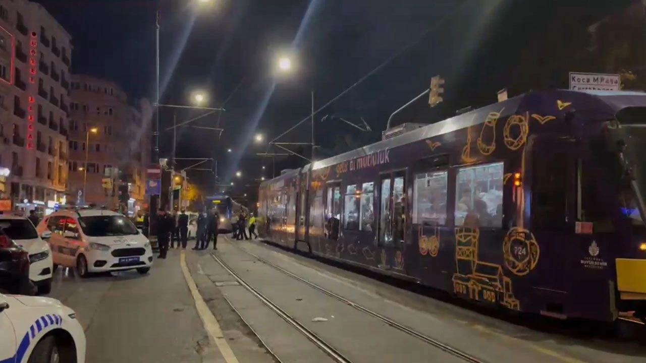 Fatih'te korkunç kaza! Yolun karşısına geçerken tramvayın altında kaldı - 1. Resim