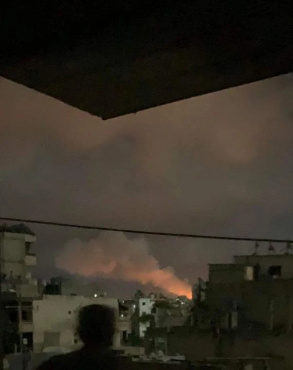 İsrail'den Suriye'ye saldırı: Peş peşe patlamalarla yangın başladı - 1. Resim