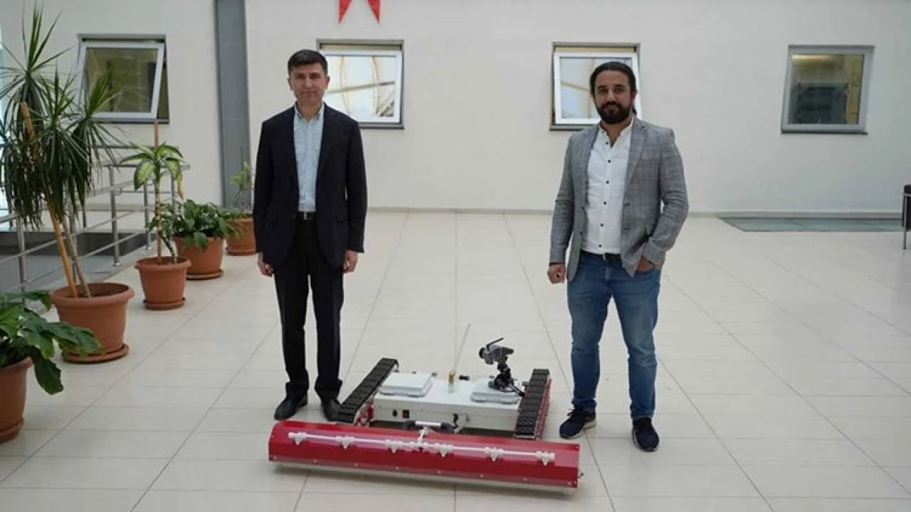 Karabük Üniversitesi, güneş panellerini temizleyen yerli robot geliştirdi