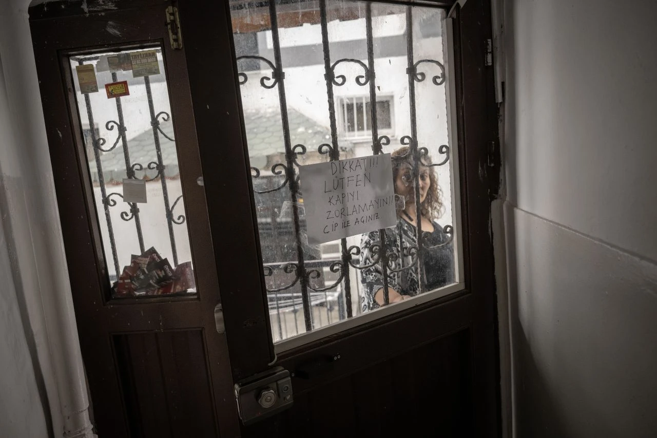 Milli Beraberlik Partisi genel merkezine narkotik baskını: Gözaltılar var - 1. Resim