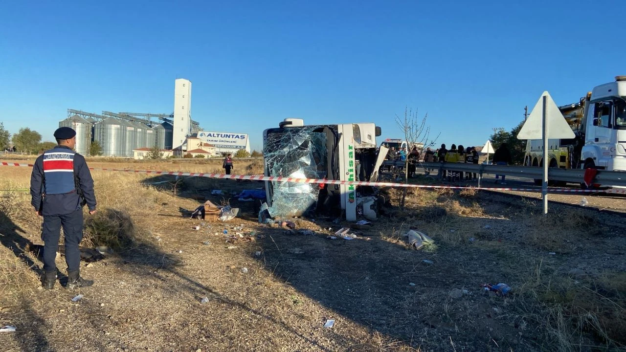 Aksaray'daki feci yolcu otobüsü kazası kamerada! 7 kişi hayatını kaybetti! - 1. Resim