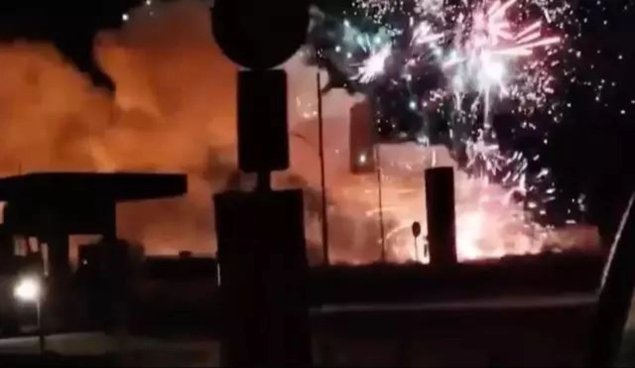 Kamyonla otomobil çarpıştı: 4 kişi öldü! Olay yerinde orantısız patlayan havai fişeklerin gizemi sonradan çözüldü