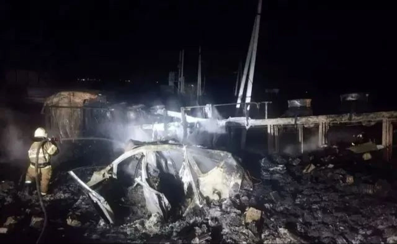 Kamyonla otomobil çarpıştı: 4 kişi öldü! Olay yerinde orantısız patlayan havai fişeklerin gizemi sonradan çözüldü