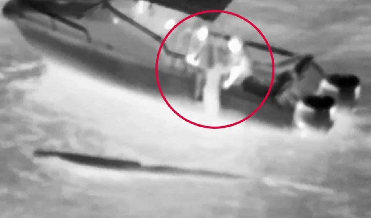 Okyanusun ortasında 12 saat! Kanosu alabora olan genç şans eseri bulundu - 1. Resim