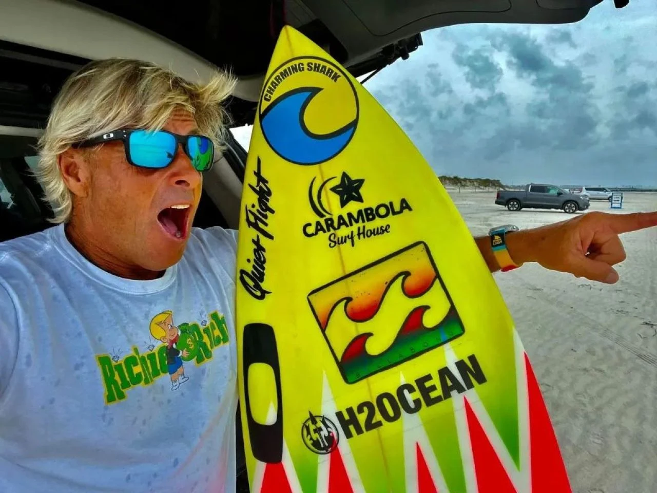 Tahtadan köpek balığının üzerine indi! Kanlar içinde kıyıya vardı - 3. Resim