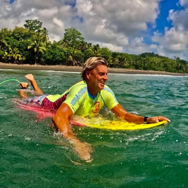 Tahtadan köpek balığının üzerine indi! Kanlar içinde kıyıya vardı - 1. Resim