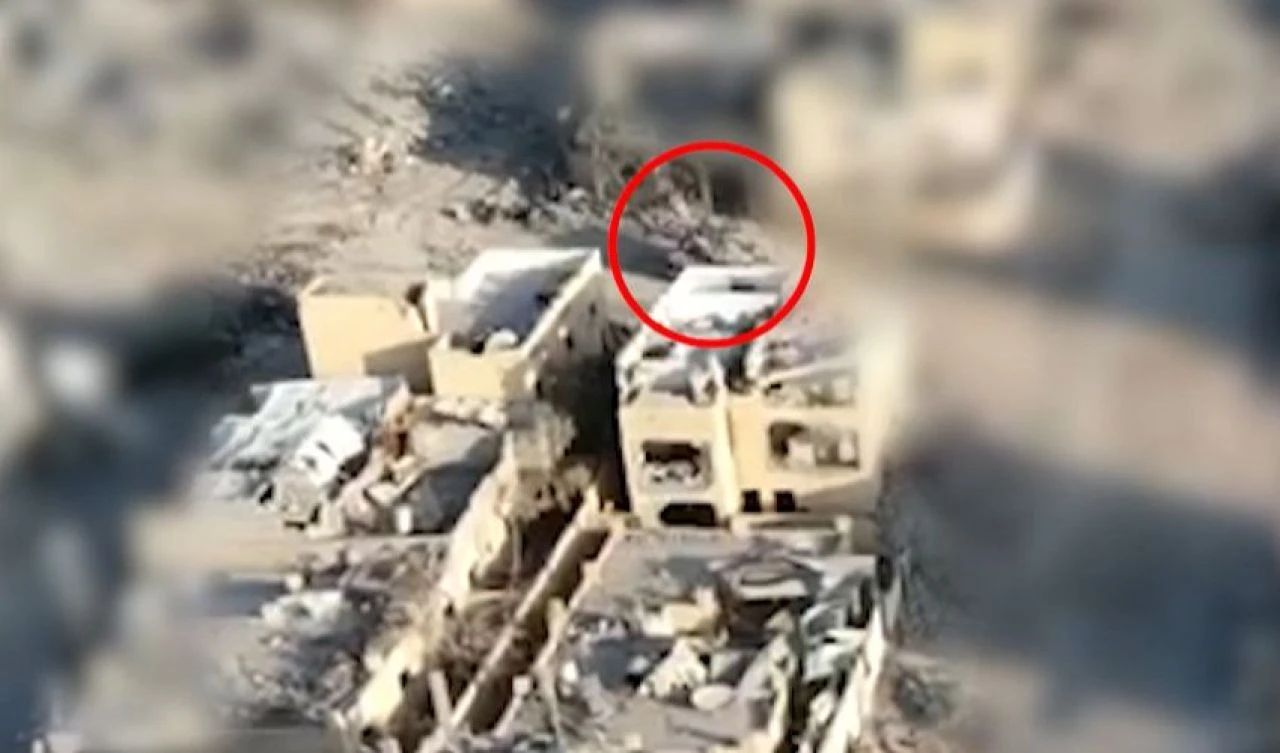 İsrail, Yahya Sinvar'ı öldürdüğü anı paylaştı! Binayı tankla vurdular - 1. Resim