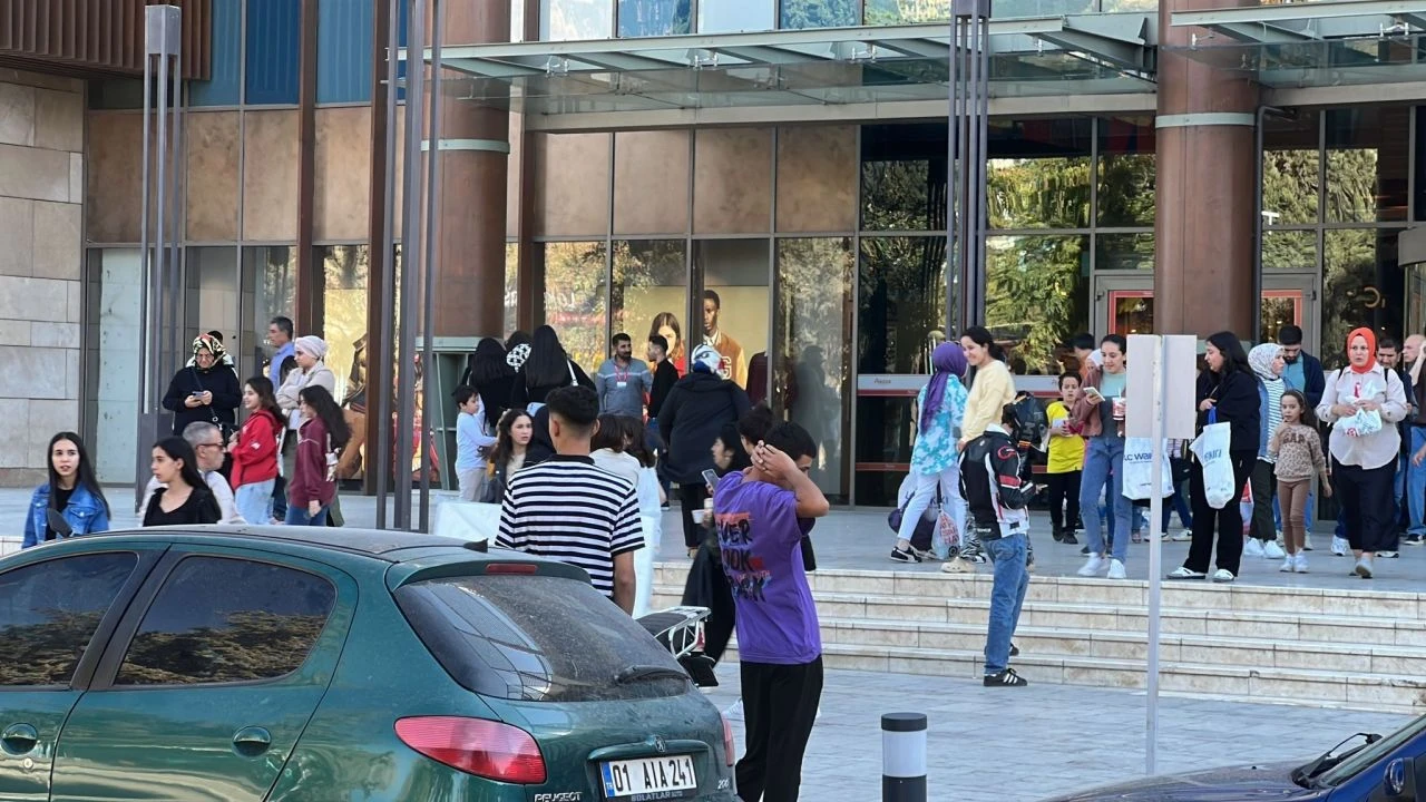 Kahramanmaraş'te deprem korkusu kamerada: Sarsıntıyı hisseden sokağa kaçtı