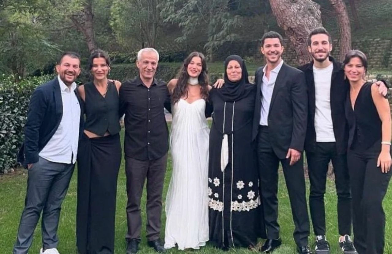 Pınar Deniz ile Kaan Yıldırım aile arasında nikah yemeği düzenledi! Pınar Deniz'in anne ve babası ilk kez görüntülendi - 1. Resim