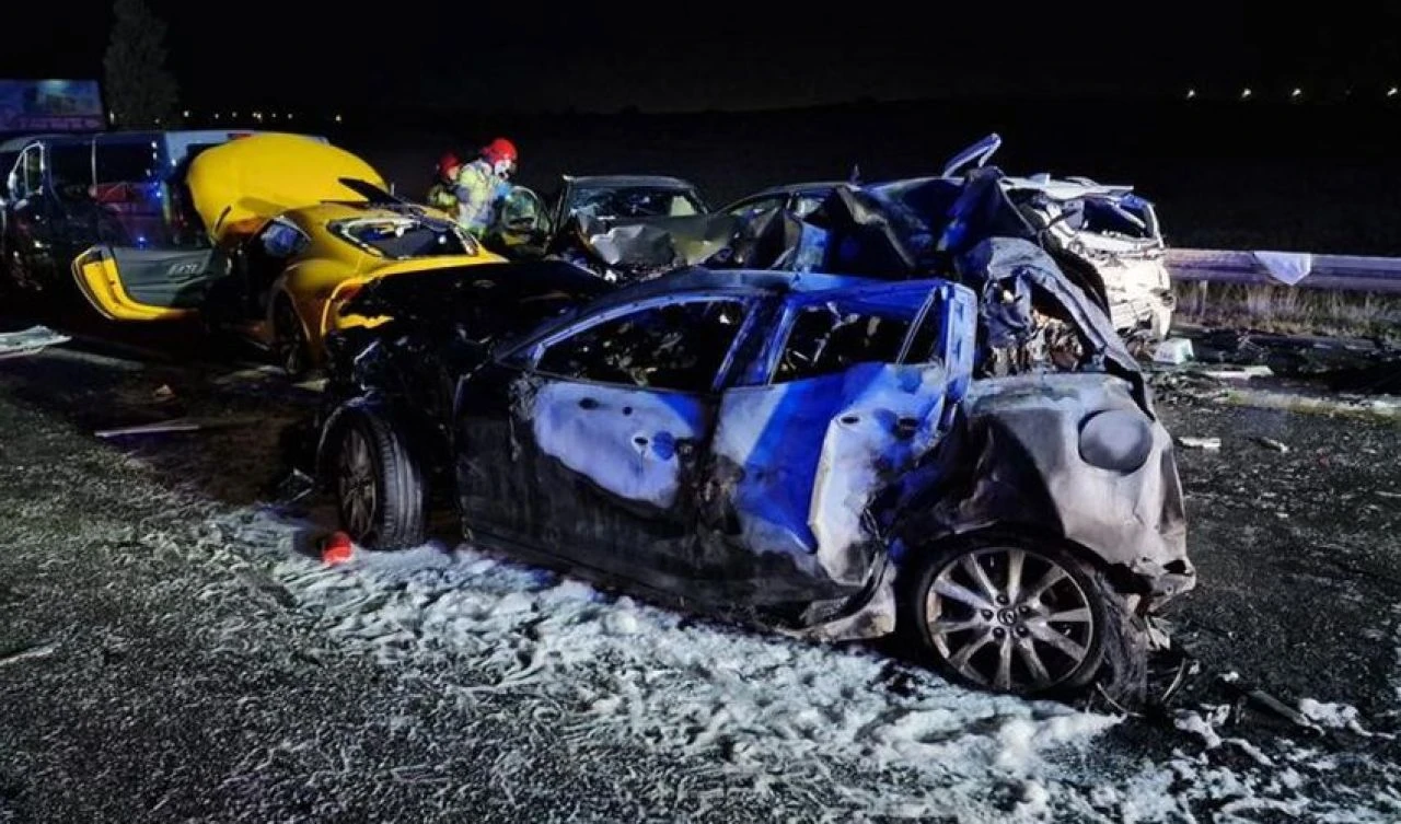Polonya'da akılalmaz kaza! 21 araç birbirine girdi: Çok sayıda ölü ve yaralı var - 1. Resim