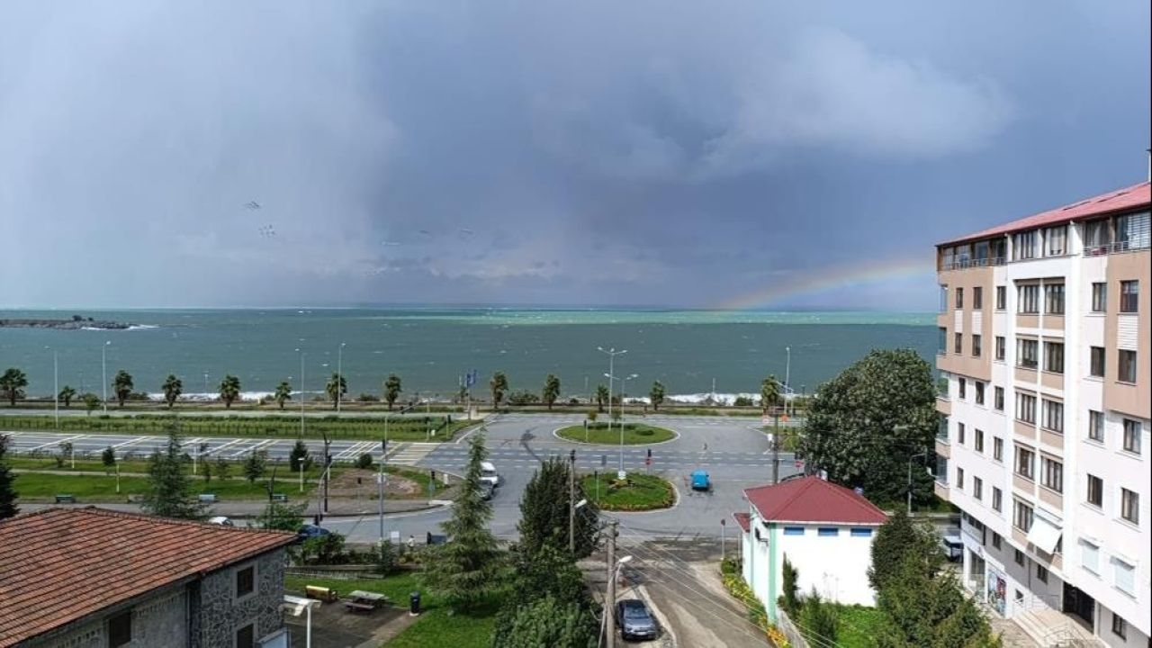 Rize de korku dolu anlar! Hortum yıktı geçti - 2. Resim