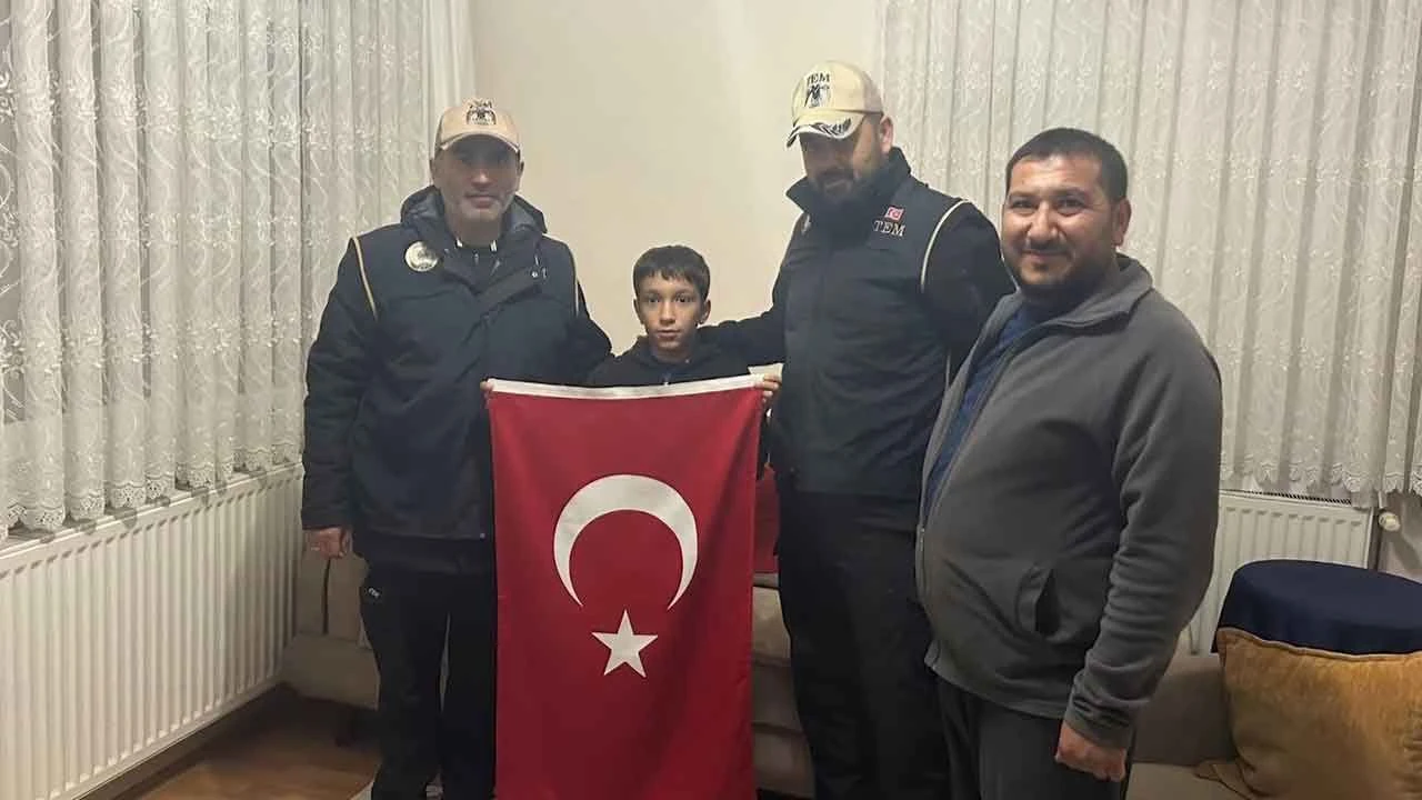 Türk bayrağına zarar veriliyor iddiasıyla polisler harekete geçti! Gerçek bambaşka çıktı