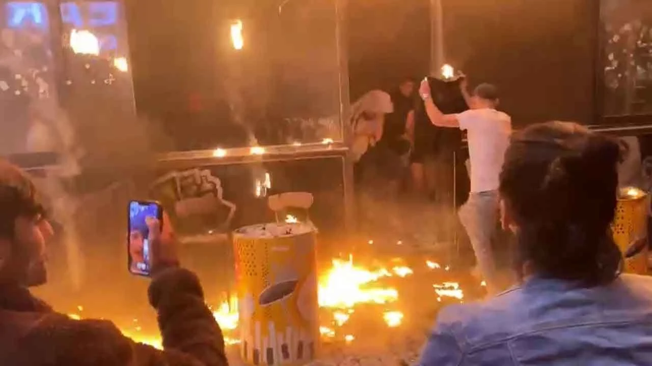 5 katlı eğlence merkezinde yangın faciası! Müşteriler alevlerin arasında kaldı - 1. Resim