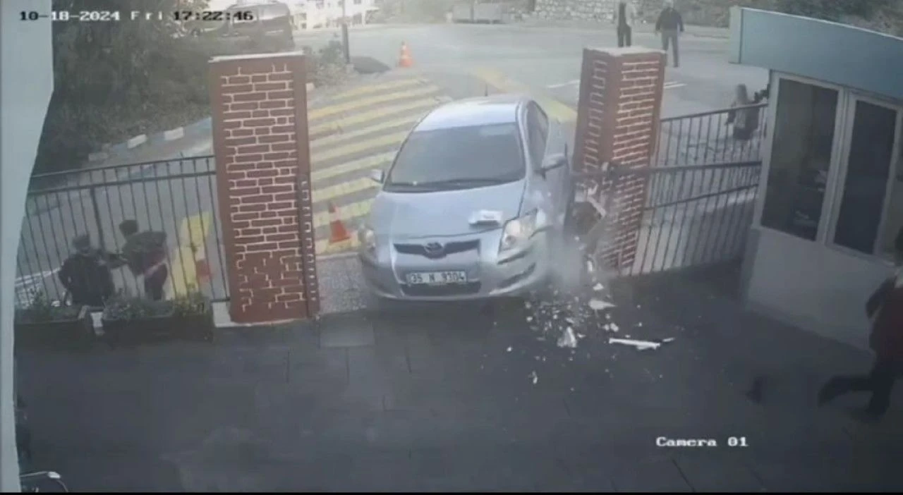 Bir ay içerisinde aynı okula iki kez araç daldı: Kameraya yansıdı - 1. Resim