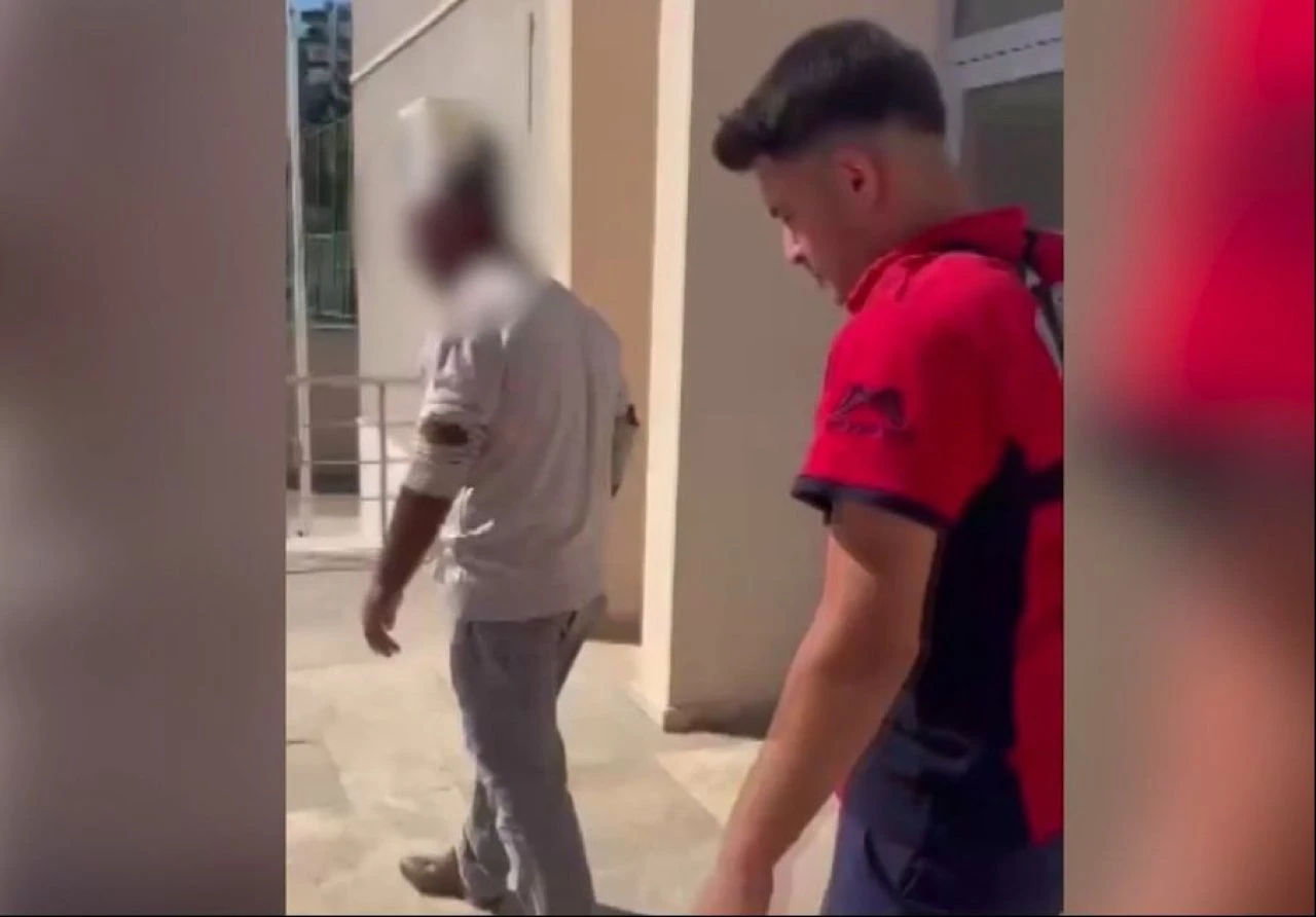 Çocuğunun veli toplantısına gitti, okulda unutuldu!