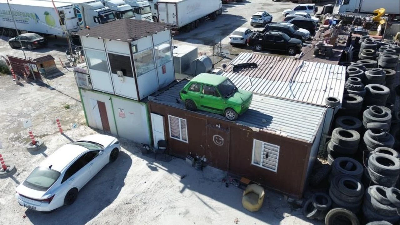 Emanete üst düzey saygı! Arabayı çalınmasın diye çatıya taşıdı - 1. Resim