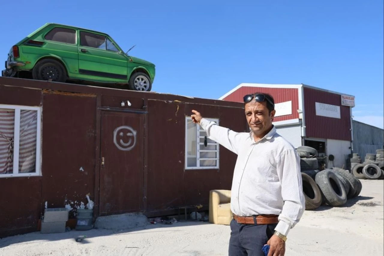 Emanete üst düzey saygı! Arabayı çalınmasın diye çatıya taşıdı - 2. Resim