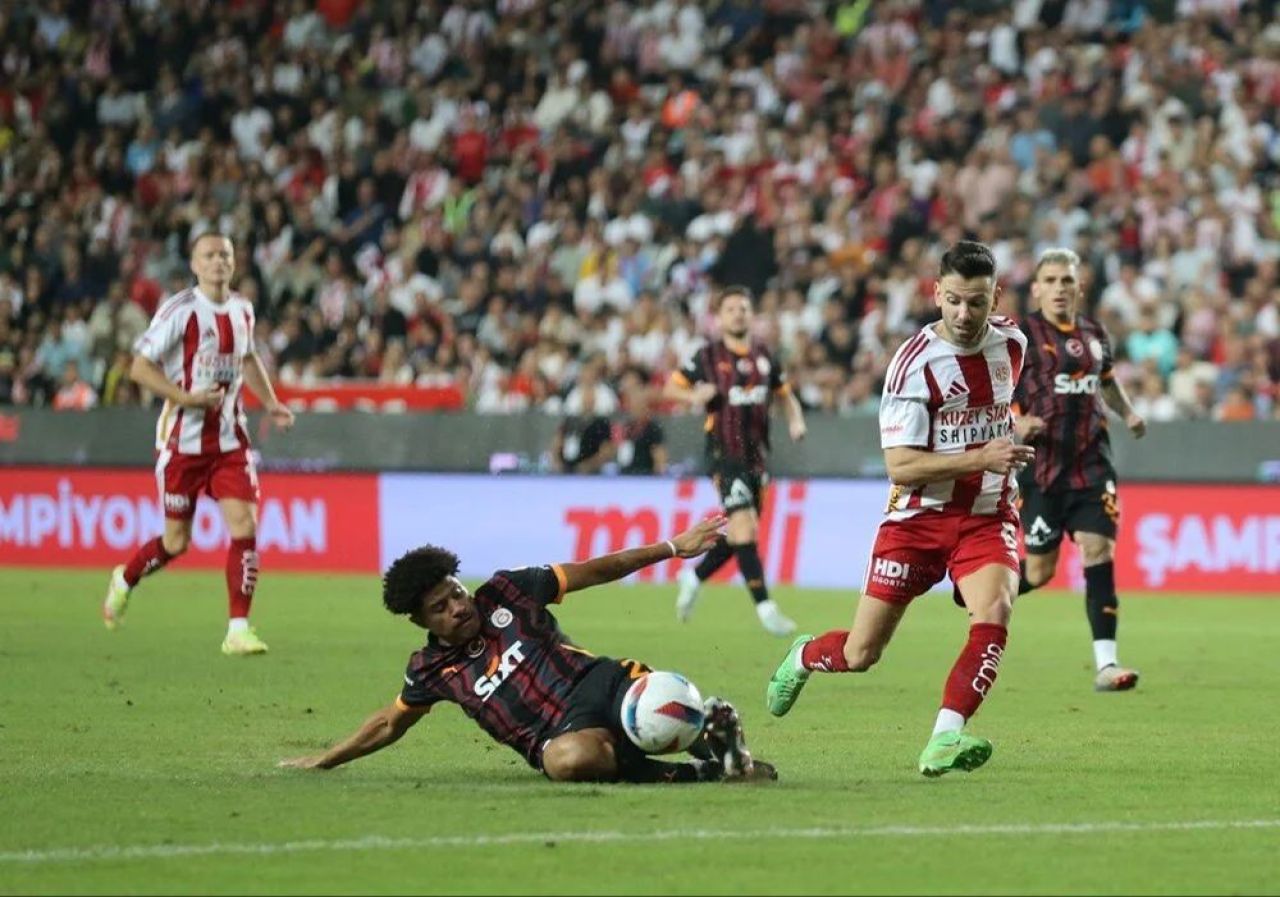 Erman Toroğlu'ndan Galatasaraylı yıldıza şok sözler! 