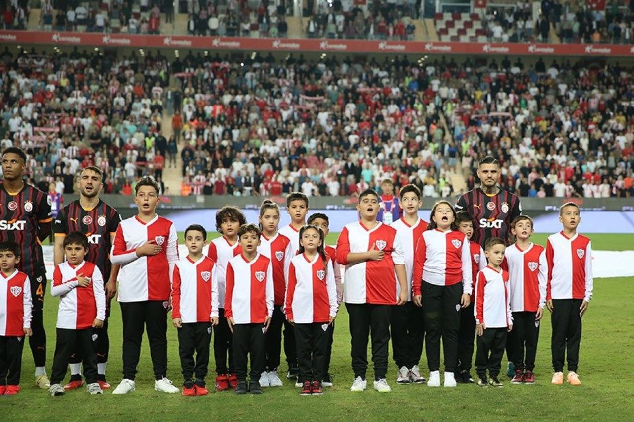 Erman Toroğlu'ndan Galatasaraylı yıldıza şok sözler! 