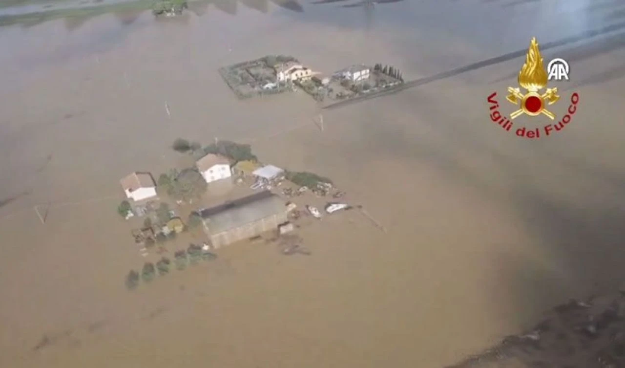 İtalya sular altında kaldı: Sel ve fırtına taş üzerinde taş bırakmadı! Can kaybı var - 2. Resim