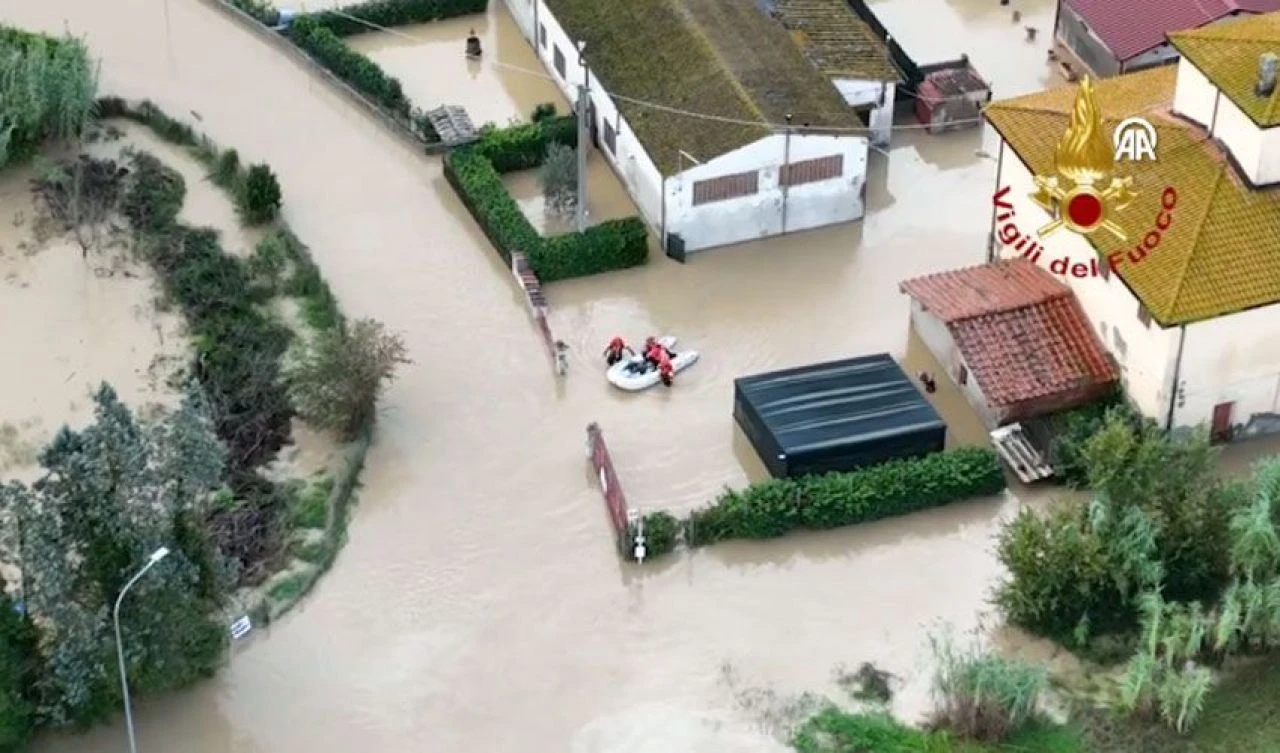 İtalya sular altında kaldı: Sel ve fırtına taş üzerinde taş bırakmadı! Can kaybı var - 3. Resim