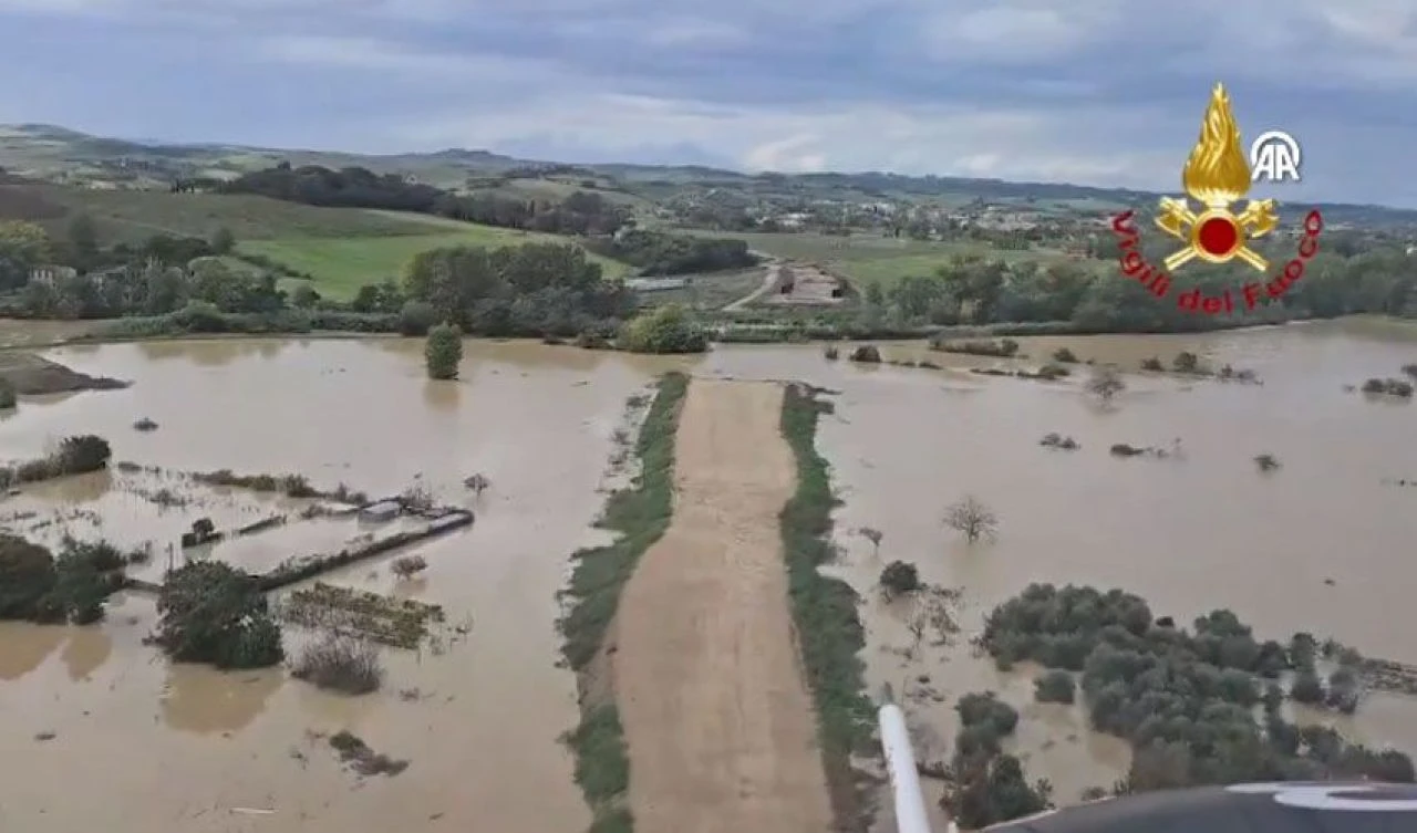 İtalya sular altında kaldı: Sel ve fırtına taş üzerinde taş bırakmadı! Can kaybı var - 5. Resim