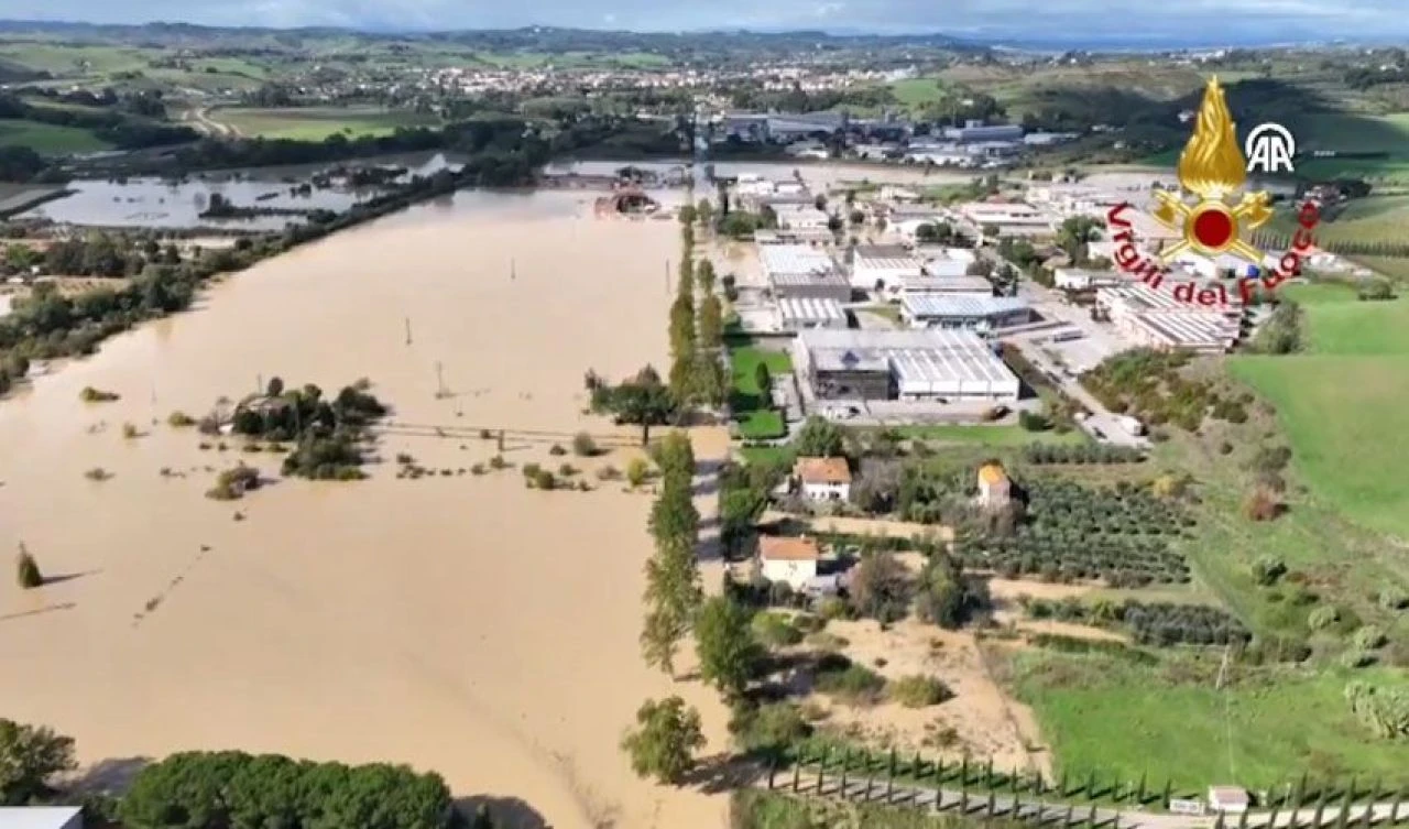 İtalya sular altında kaldı: Sel ve fırtına taş üzerinde taş bırakmadı! Can kaybı var - 4. Resim