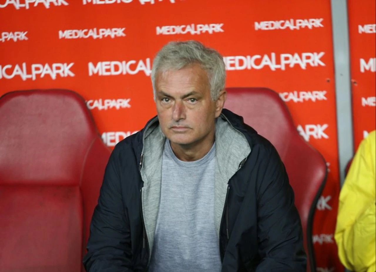Jose Mourinho Samsunspor maçı sonrası hakeme yüklendi: Bazıları için faul ama bize olmadı