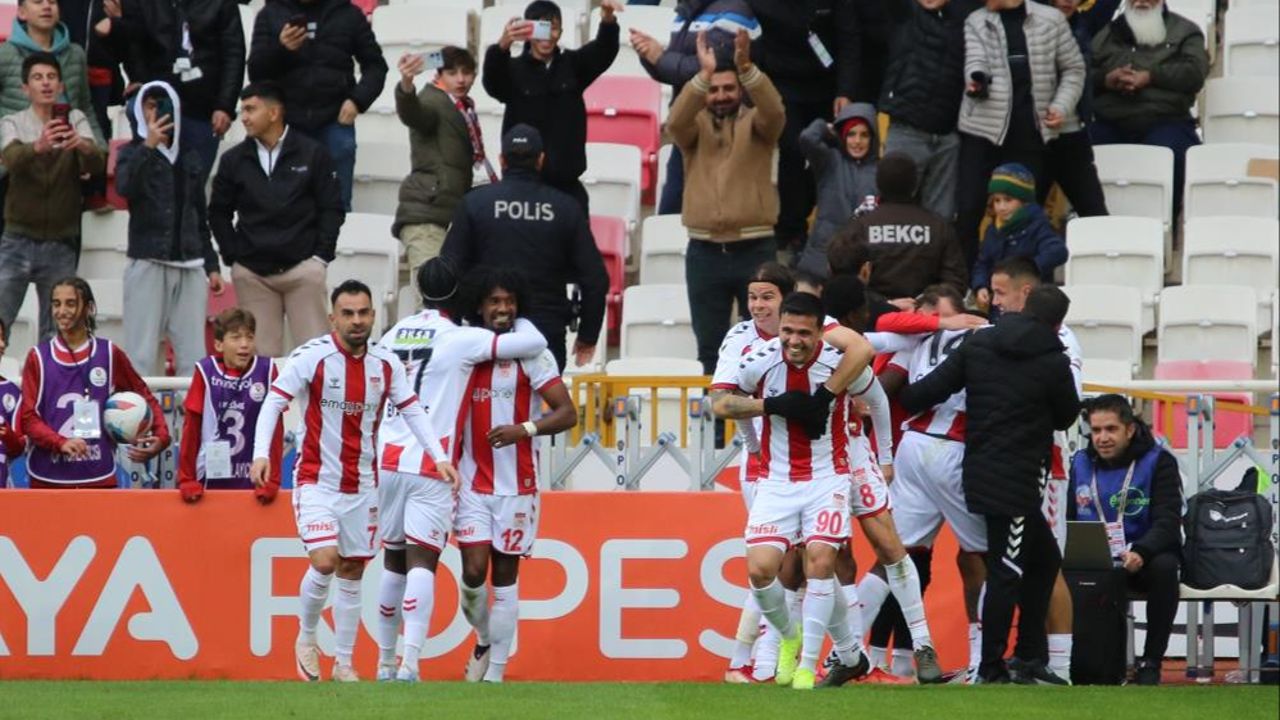 Sivasspor, sahasında Hatayspor'u 3-2 mağlup etti