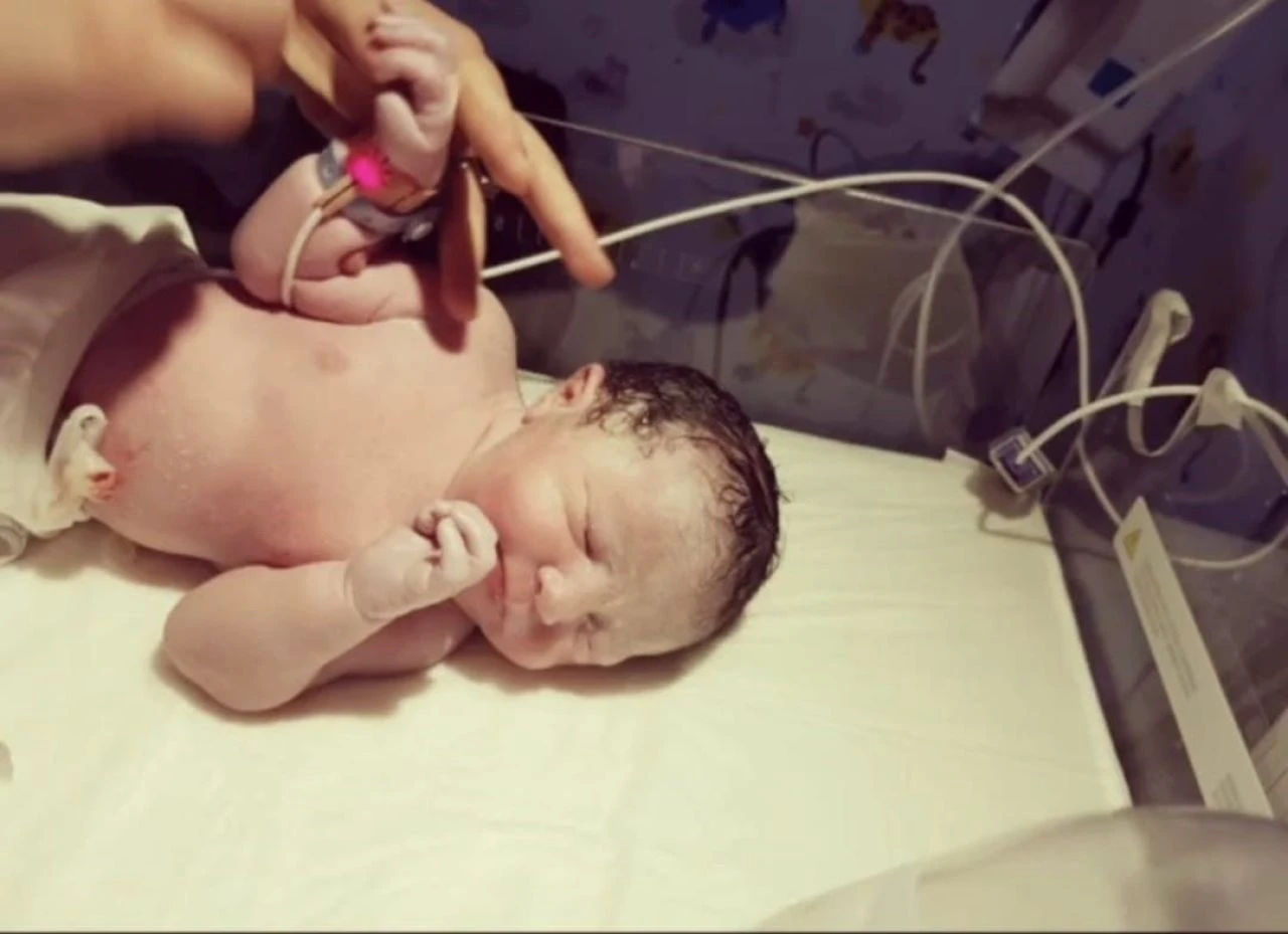 Yenidoğan çetesi mağduru annenin tüyler ürperten sözleri! "Bebeklerin çığlıklarını unutamıyorum" dedi, çalışanların anne sütüne nasıl sinirlendiğini anlattı - 1. Resim