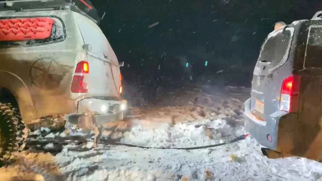 Artvin’de yoğun kar yağışı: Yolda mahsur kalan 4 kişi kurtarıldı - 2. Resim