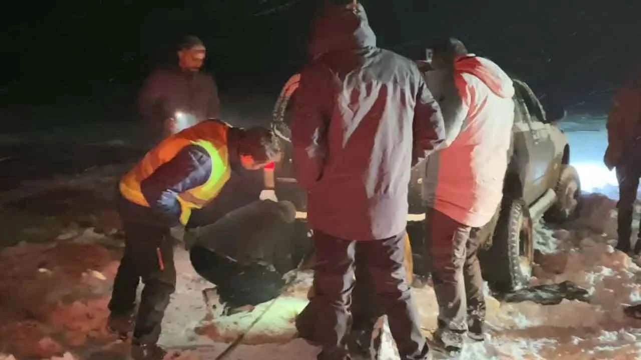 Artvin’de yoğun kar yağışı: Yolda mahsur kalan 4 kişi kurtarıldı - 1. Resim