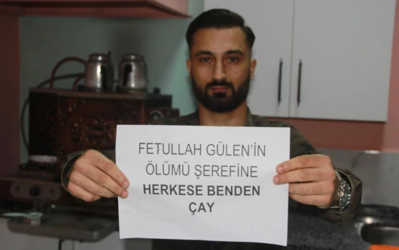 FETÖ elebaşı Fetullah Gülen'in ölümünü çay dağıtarak kutladı! 