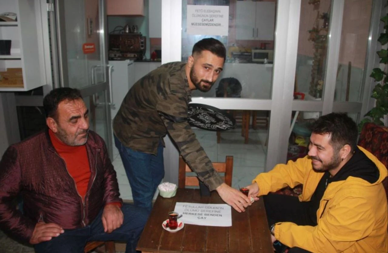 FETÖ elebaşı Fetullah Gülen'in ölümünü çay dağıtarak kutladı! 