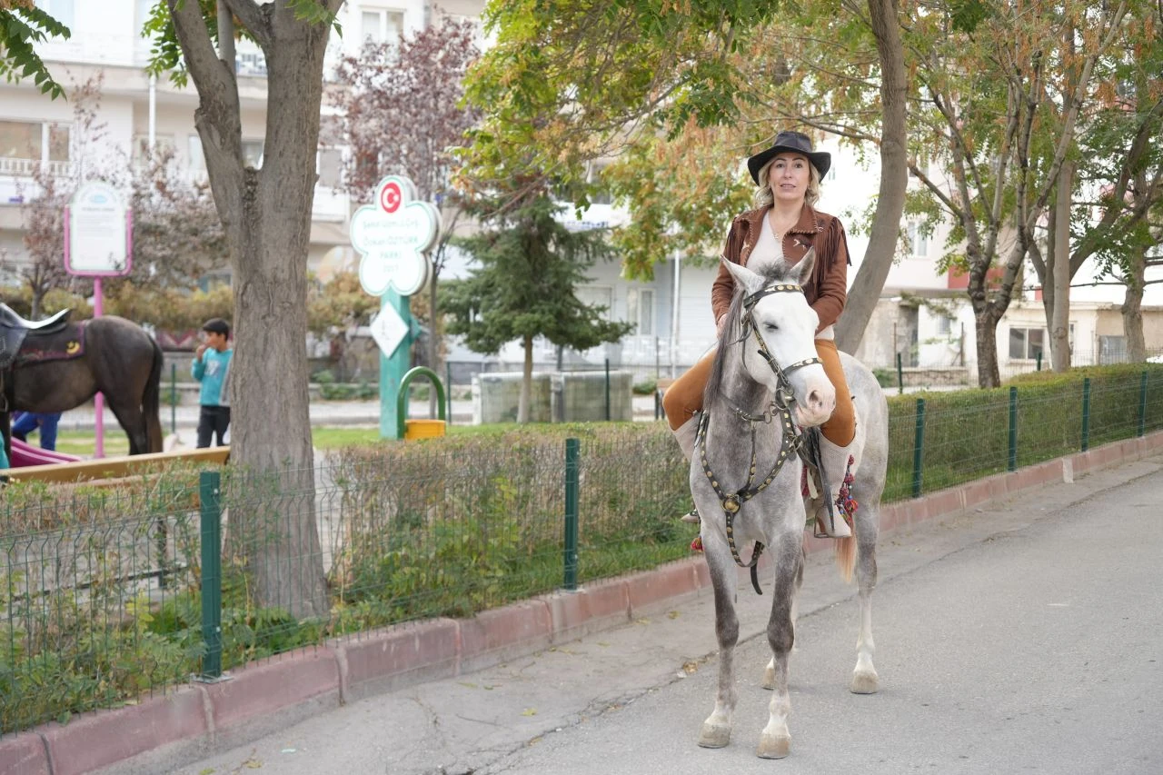 Mahalleli şaşkın! Seçimde 5 erkeği yendi: Kadın 'kovboy muhtar' atıyla dolaşıyor