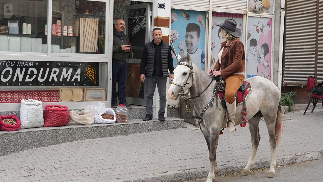 Mahalleli şaşkın! Seçimde 5 erkeği yendi: Kadın &#039;kovboy muhtar&#039; atıyla dolaşıyor