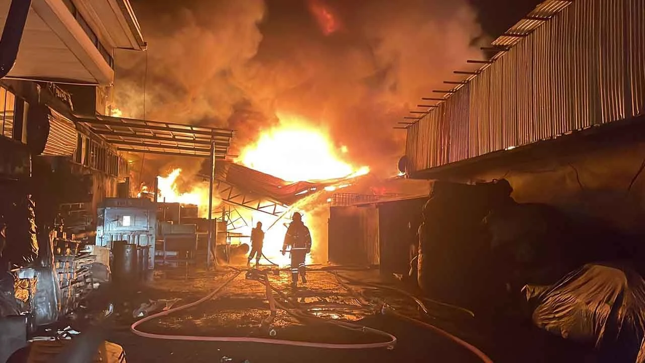 Sakarya'da kauçuk fabrikasında yangın! Çok sayıda iş yerine sıçradı - 3. Resim