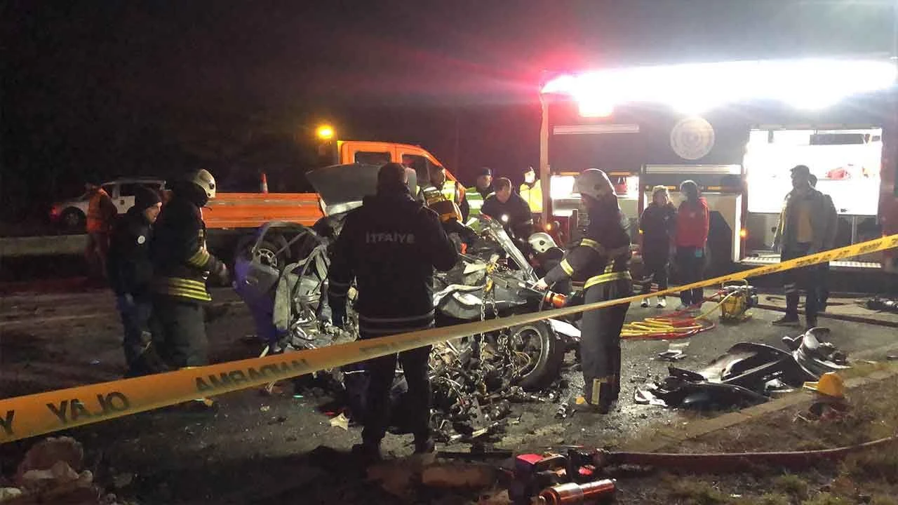 Tekirdağ'da katliam gibi kaza! İş makinesine çarpan otomobil alev aldı: 5 ölü - 1. Resim