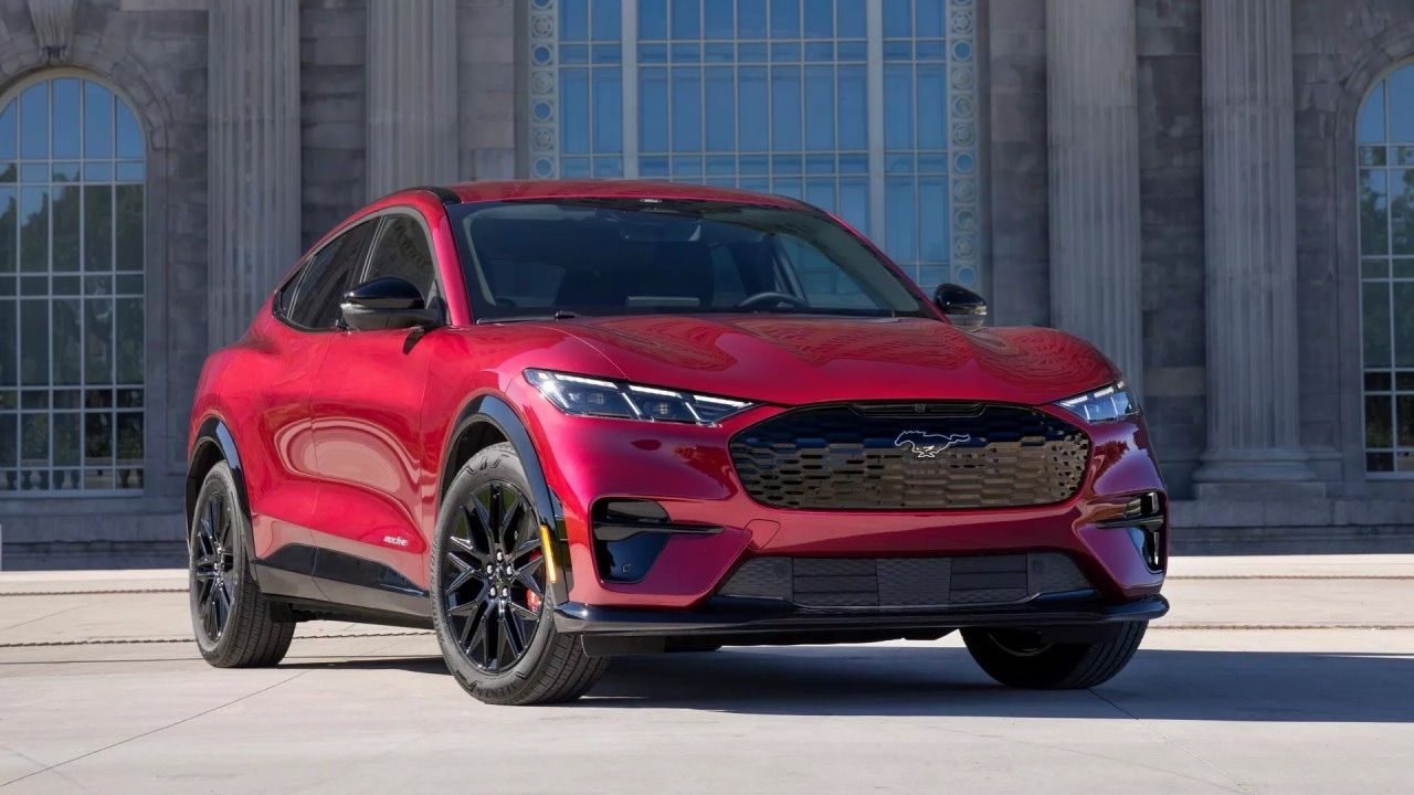 Ford, elektrikli Mustang Mach-E modelini yeniledi: Fiyatı 4 bin dolar ucuzladı