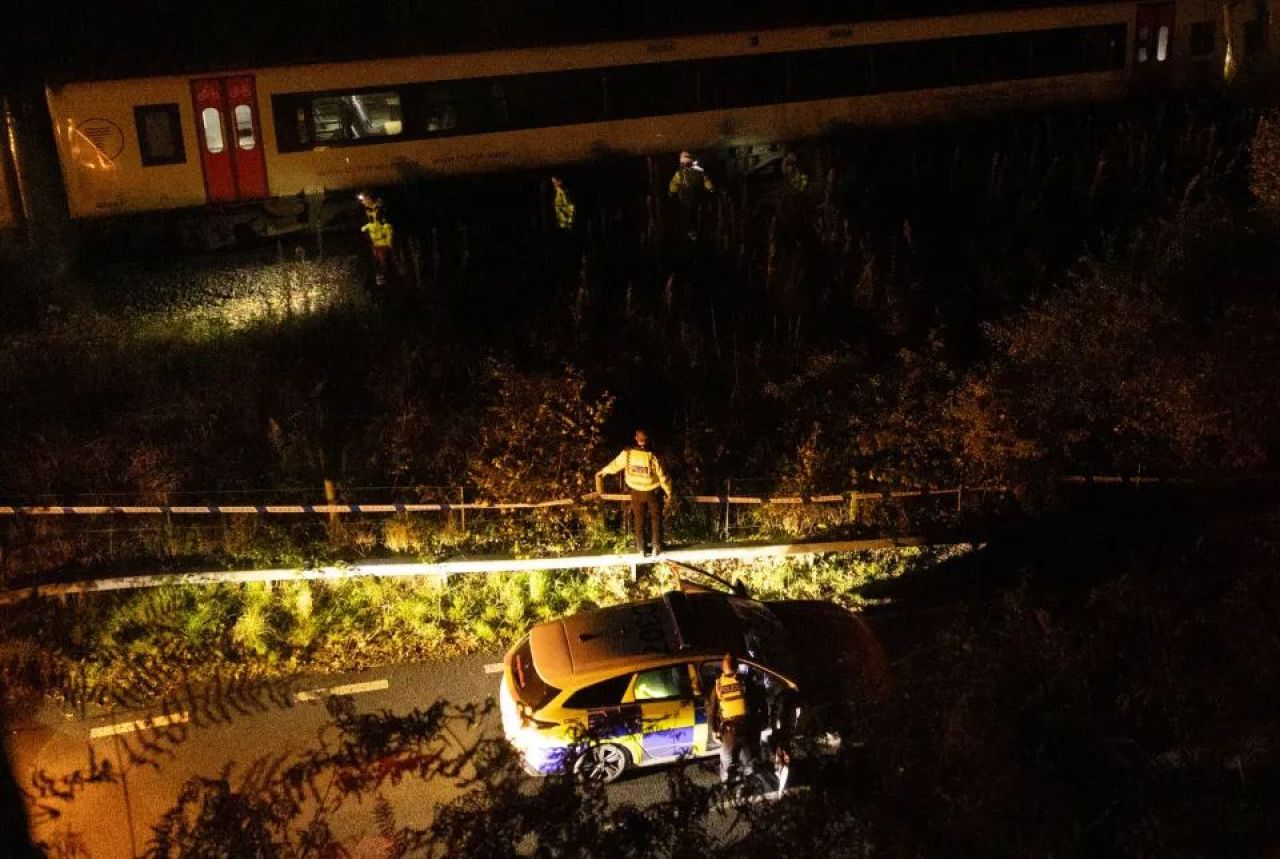 Galler'de iki tren kafa kafaya çarpıştı: Ölü ve yaralılar var - 3. Resim